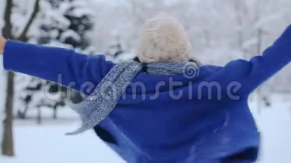 快乐微笑的女人在冬天玩得开心寒假概念视频的预览图