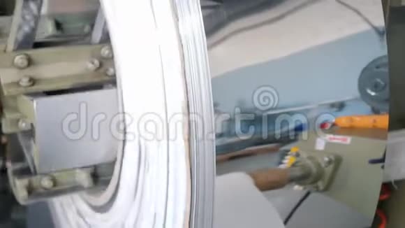 钢板在一台特殊的机器上卷成一卷冷轧钢板卷包装辊视频的预览图