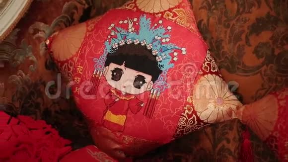 中国红枕头视频的预览图