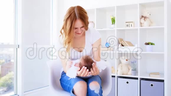 宝宝被妈妈抱着视频的预览图