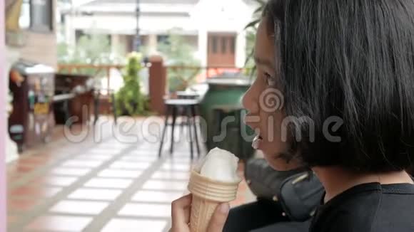 亚洲小女孩吃冰淇淋的快乐选择焦点浅野视频的预览图