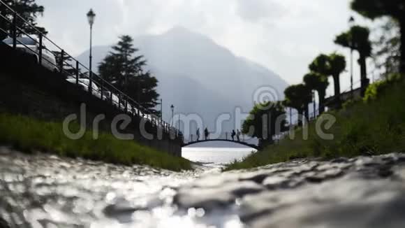 瓦伦纳的小河和桥视频的预览图