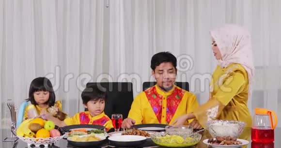为家人提供膳食的穆斯林妇女视频的预览图