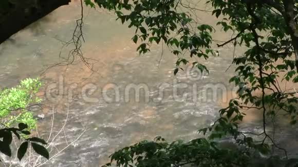 佐治亚州大溪河从俯瞰的岩壁向下游望着大溪的流水视频的预览图