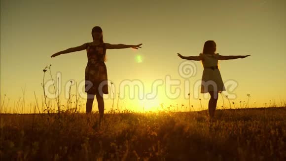 留着长发的少女在金色的夕阳下飞舞慢动作视频的预览图
