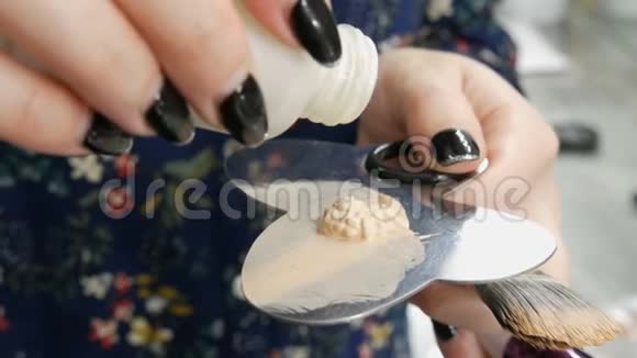 专业化妆师使用化妆遮瑕膏化妆师的双手搅动粉底视频的预览图