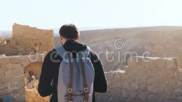 欧洲人探索古老的山景年轻的男性游客带着相机和背包拍照以色列4K视频的预览图