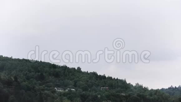 喀尔巴阡山脉Lastivka村多云的傍晚时分视频的预览图
