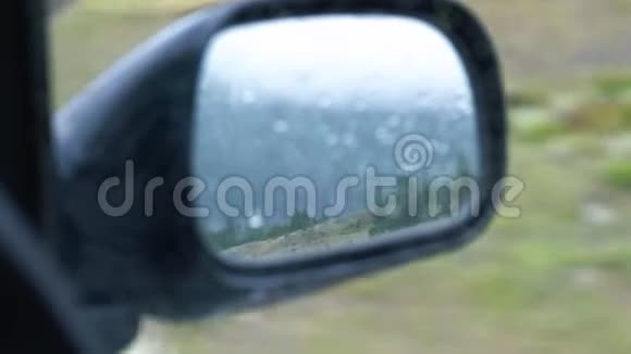 驾驶镜反射后路雨山背景视频的预览图