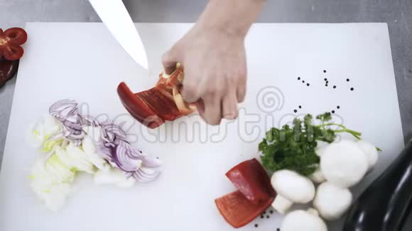 厨师在切花之前先取出胡椒籽视频的预览图