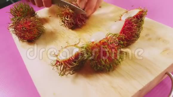 女性双手清洁木板上的拉布坦天然健康食品的概念视频的预览图