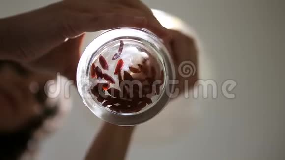 年轻女子在玻璃里撒果酱浆果视频的预览图