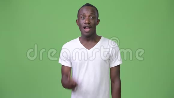 年轻快乐的非洲男人竖起大拇指视频的预览图