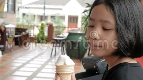 亚洲小女孩吃冰淇淋的快乐选择焦点浅野视频的预览图