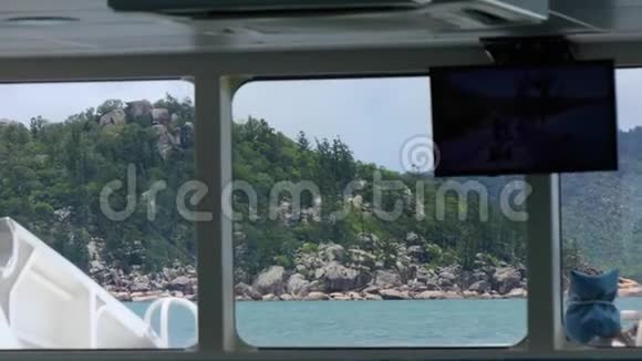 在岩石岛附近航行视频的预览图