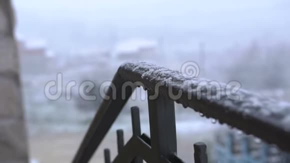 观手栏杆覆雪关上门雪天气视频的预览图