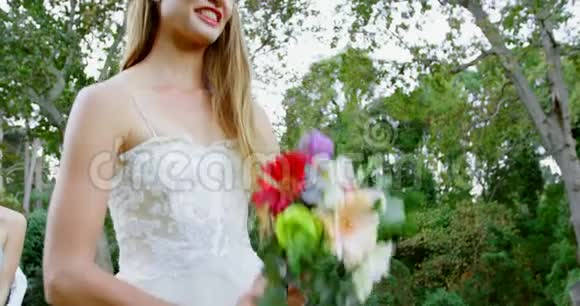 新娘投掷婚礼花束伴娘设法赶上4k视频的预览图