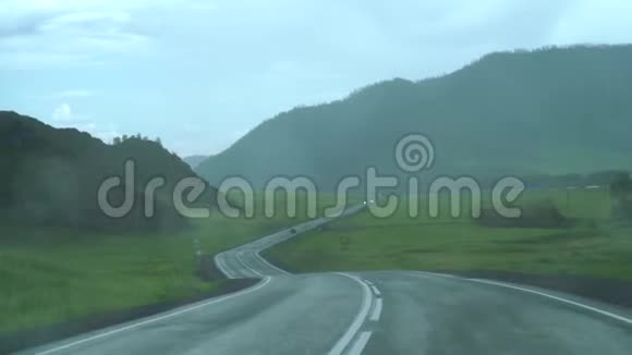 山中湿路蓝天白云在远方眩光和挡风玻璃雨刷视频的预览图