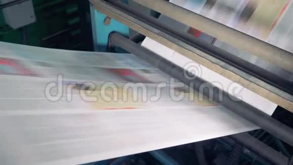 印刷厂设备有大量报纸的印刷机视频的预览图