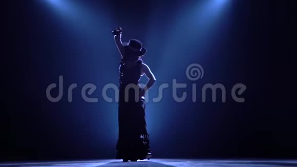 女孩在手里跳舞手里跳舞从后面发光烟雾背景剪影慢动作视频的预览图