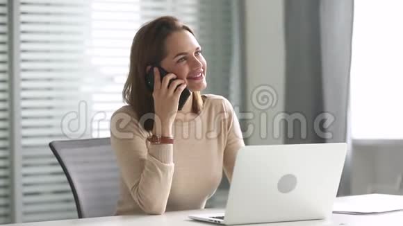 微笑的千禧一代女商人在打电话打商务电话视频的预览图