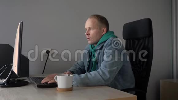一个人在办公室的工作场所结冰4k视频的预览图