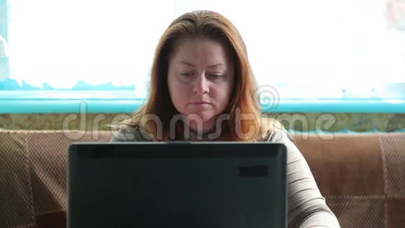 一个女人用笔记本电脑工作视频的预览图