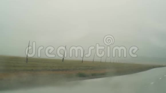 山中湿路蓝天白云在远方眩光和挡风玻璃雨刷视频的预览图