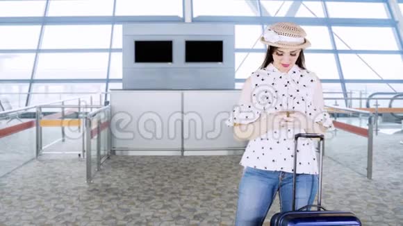 女旅客在机场使用手机视频的预览图
