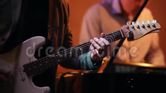 音乐家弹吉他背景钢琴家视频的预览图