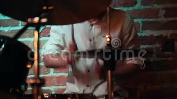 穿着白衬衫的音乐家在爵士酒吧里打鼓表演视频的预览图
