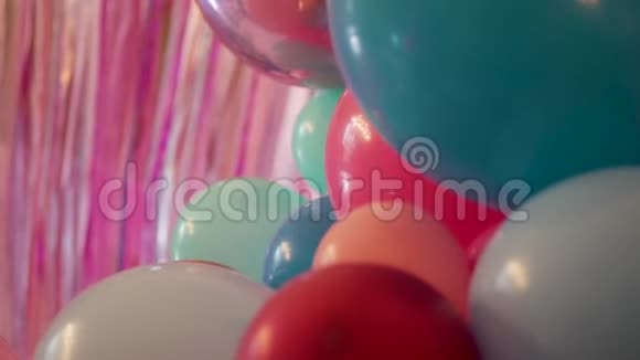 挂在墙上的彩色气球作为装饰视频的预览图