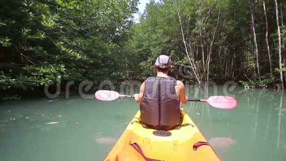 男子皮划艇在河上划船视频的预览图