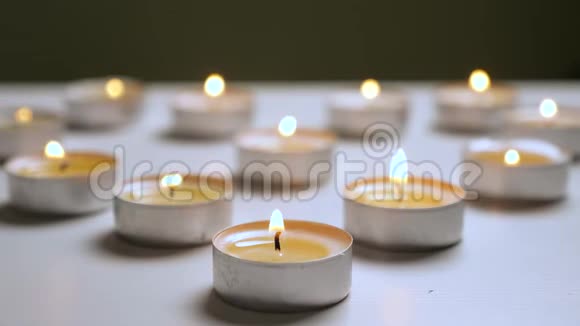 蜡烛闪烁的背景从蜡烛中闪烁的光蜡烛的背景视频的预览图