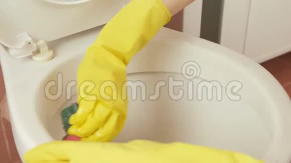 女人用黄色橡胶手套用海绵洗手侧视视频的预览图