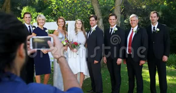 摄影师与新郎新娘及其家人合照4K4k视频的预览图