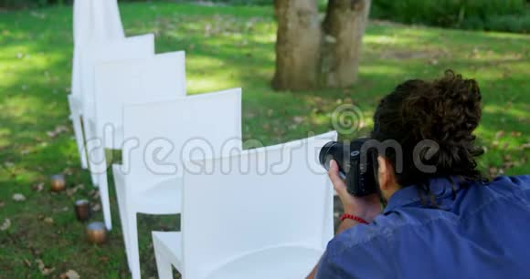 摄影师拍摄椅子4K4k视频的预览图