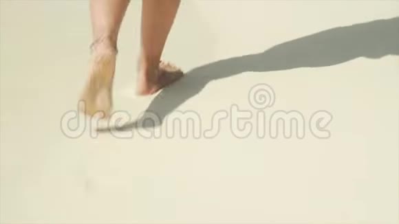 靠近在沙滩上散步的女性腿视频的预览图
