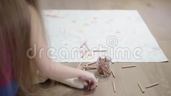 无法辨认的小女孩留着长发在地板上画了一幅大画视频的预览图