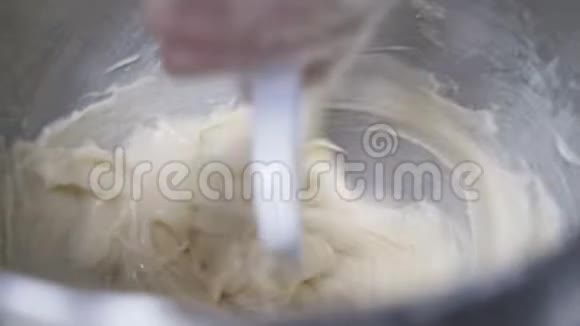 搅拌机在玻璃杯中搅拌面团做蛋糕甜点奶油蛋糕视频的预览图