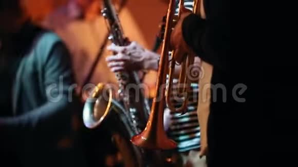 四位爵士乐队的音乐家在酒吧的音乐会上演奏视频的预览图