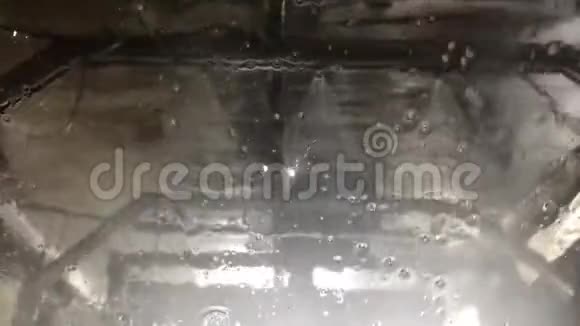 自动洗车时汽车挡风玻璃上的肥皂泡沫通过洗车从座位里面看挡风玻璃视频的预览图