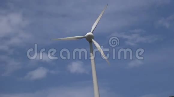 山上的风力涡轮机视频的预览图