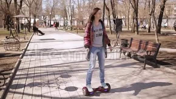 中年妇女学会骑电子滑板车视频的预览图