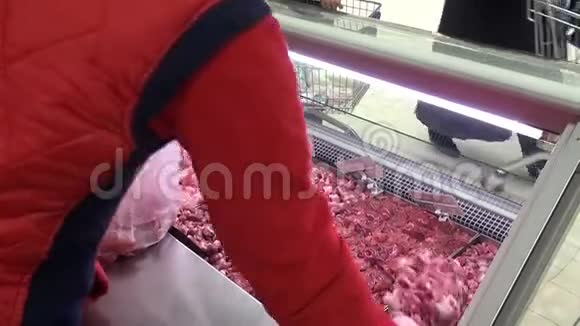 卖方在包装中挑选肉类产品视频的预览图
