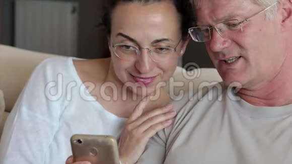 中年夫妇在看手机视频的预览图
