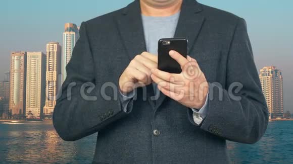 现代摩天大楼背景下使用手机的商人视频的预览图