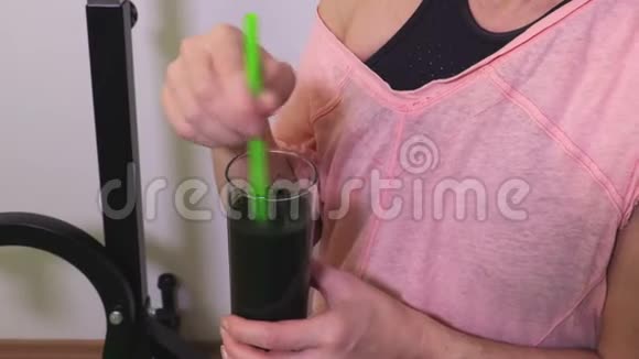 运动女性螺旋藻蛋白鸡尾酒视频的预览图
