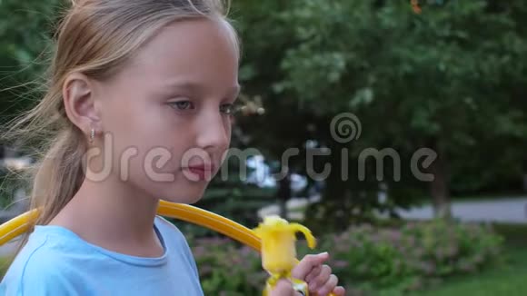 肖像女孩十几岁在夏季公园里吃冰淇淋视频的预览图