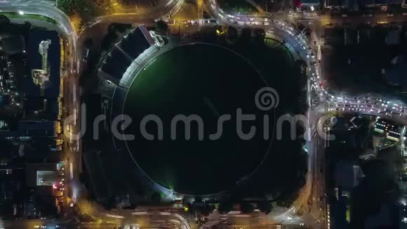 体育场周围夜间交通的俯视图视频的预览图
